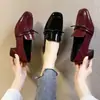 Sapatos Pequenos de Couro Estilo Britânico da Moda para Mulheres, Sapatos de Trabalho com Solado Macio para Mulheres, Novos Sapatos Primavera e Verão 2025 para Mulheres, Saltos Médios e Saltos Grossos