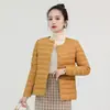 El mismo estilo de chaqueta ligera de plumón con forro interior, adecuada para deportes al aire libre transfronterizos, presenta un cuello redondo de alta calidad que se puede convertir en un top de cuello en V.