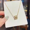 Joyería de diseño en lotes pequeños, sensación de alta gama, colgante de celebridad de internet, estilo coreano, lujo ligero, cadena para la clavícula, acero de titanio, oro de 18 quilates, collar que no se decolora