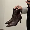 Botines negros de punta fina, una opción elegante y estilizada para mujer, con tacón alto, cremallera trasera y diseño versátil con un tacón fino.