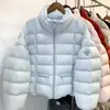 Otoño/Invierno 2026 Nuevo Chaqueta Acolchada Corta con Cuello Alto Ligera de Plumas de Pato Relleno Estilo Acanalado Moda Femenina Temperamento Chaqueta Exterior