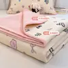 Un lado está hecho de algodón puro y el otro lado está hecho de terciopelo de leche.. Este es un juego de ropa de cama de tres piezas para estudiantes, que incluye un edredón de algodón con forro polar, una alfombrilla de tatami y un colchón suave.