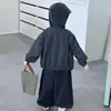 Conjunto de tres piezas para niño de otoño: chaqueta a rayas con capucha y pantalones de pierna ancha, nuevo estilo 2026, atuendo infantil holgado y casual