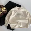 Camiseta base MaiBao para niños 2026 invierno nuevo jersey de cuello alto medio para niños con letras ropa interior térmica para bebé al por mayor
