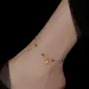 Novo Modelo 2026 Conjunto Niche Banhado a Ouro em Aço Titânio para Mulheres, Tornozeleira de Design com Esmeralda e Concha Tendência Moda