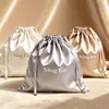 Bolsa de cordón gris satinada personalizada con impresión de logotipo, Bolsa de embalaje de almacenamiento a prueba de polvo para collares, regalos y joyería