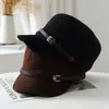 Al por mayor Coreano 2026 Otoño/Invierno Nuevo Cuero Francés Hebilla Fieltro de Lana Gorra Ecuestre Adelgazante Facial Cálido Gorra de Periódico para Mujer
