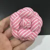 Broche de Flor de Camélia Ultra-Resistente Estilo Chanel Tweed Tendência de Alta Qualidade 6,8cm 400 Cores com Alfinete