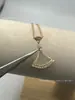 Exquisito collar de falda de doble capa en oro V, chapado en oro real de 18 quilates, cadena para la clavícula con colgante en forma de abanico de nácar blanco natural y ágata roja