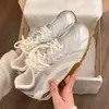 Zapatos de Entrenamiento Alemanes con Tacón Oculto Plateados para Mujer 2026 Nuevos de Primavera y Otoño Súper Calientes Zapatos Blancos Forrest Gump Zapatos Deportivos Casuales
