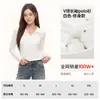 Camiseta polo feminina elegante e sofisticada, manga longa, gola polo, corte justo, top que marca a cintura, cor sólida, peça básica casual e versátil