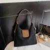 Mochila de moda transfronteriza de gran capacidad para mujer 2026 otoño nuevo bolso de un solo hombro cruzado para ir al trabajo y uso al aire libre