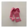 Bufanda de invierno para niños estilo coreano, diseño nuevo, color liso versátil con un pequeño logo blanco, calentador de cuello de pompón de moda, venta al por mayor