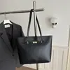 Bolso de mano y hombro de moda, color liso único, nuevo modelo 2026, gran capacidad, estilo invierno, moderno, casual, bolso tipo cubo simple