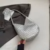 A bolsa de balde popular deste ano para mulheres, grande capacidade, novo estilo primavera 2026, moderna, simples, textura trançada, de ombro único, bolsa de axila