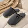 Pantuflas de felpa de algodón Hamudin con bloques de color liso para mujer, adecuadas para otoño e invierno, con suelas suaves, diseño antideslizante y un ajuste cálido y cómodo para uso en interiores