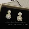 Pendientes de botón de estilo de lujo ligero de moda con baño de oro, diamantes completos de imitación y perlas para mujer, brillantes y elegantes para invierno y Año Nuevo