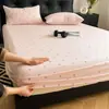2026 Modelo Nuevo Sábana Bajera Ajustable de Cobertura Total Protector de Colchón Antideslizante Funda de Almohada Juego de Cama de Tres Piezas Adecuado para Todas las Estaciones