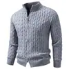 Cardigan suéter de malha torcida novo para outono e inverno, com gola alta e zíper duplo, estilo solto e moderno para jovens homens