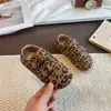 Sapatos Infantis Birkenstock 2026 Primavera e Outono Novo Estilo Mocassins Femininos com Solado Macio Estampa de Leopardo Sapatos de Couro Versáteis da Moda para Crianças