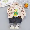 Versión coreana del nuevo traje de tres piezas con capucha de manga larga de dinosaurio de dibujos animados para niños y niñas de primavera y otoño al por mayor moda