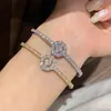 Pulsera con Cierre de Flor Ovalada de Circonita Estilo Retro Francés, Pulsera de Lujo Ligero de Gama Alta con un Diseño Único, Joyería de Nicho para Mujeres