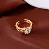 Anel Aberto Platinado em Ouro Real com Zircônia em Formato de Coração Plissado, Anel Versátil de Dedo Indicador Moda Vintage, Brincos de Luxo Leve de Alta Qualidade