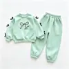 Conjunto Elegante para Niña para Otoño e Invierno 2026 Nuevo Conjunto de Dos Piezas para Bebé: Sudadera de Manga Larga con Lazo y Pantalones Casuales a Rayas