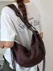 Nuevo modelo de otoño de 2026 estilo Hong Kong retro diseño de color liso bolso de hombro, bolso cruzado casual de nicho único y a la moda