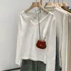 Camiseta básica blanca con cuello en V pequeño para mujer, nueva camiseta para principios de otoño de 2025, única y hermosa, elegante top de punto como capa interior para mujer