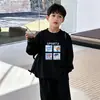 Camiseta de manga larga 100% algodón para niño primavera y otoño ropa infantil cuello redondo capa base niños medianos y grandes niños pequeños top estiloso de dibujos animados