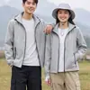 Nueva chaqueta casual unisex, versátil para hombres y mujeres, adecuada para parejas, chaqueta transpirable para exteriores, resistente al agua, con capucha desmontable y personalizable con impresión de logo