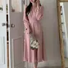 Enviado. Elegante vestido de manga larga con cuello en V estilo francés para mujer, nueva colección de otoño, entallado en la cintura, de longitud media