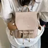 Mochila con textura similar al ante, nuevo diseño minimalista para 2026, adecuada para el trayecto diario, se puede llevar a mano, usar como bolso de hombro o mochila, y presenta un estilo retro y moderno para el otoño