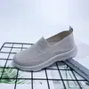 Sapatos femininos de malha esportivos respiráveis com sola leve para atacado transfronteiriço 2026 Primavera/Outono novos slip-on preguiçosos moda versátil feminina