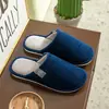 2026 Nuevas Pantuflas de Piel para Invierno Estilo Pareja Pantuflas de Casa para Interior Suela Gruesa Cómodas Pantuflas de Pana y Algodón