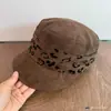 Sombrero ecuestre de gamuza plisada con estampado de leopardo retro para otoño e invierno para mujer, elegante y genial, adecuado para chicas jóvenes y a la moda, versátil para salidas, sombrero de copa plana