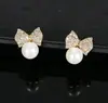 Suministro Transfronterizo de Aretes de Tachuela de Cobre con Circonita, Lazo de Perla y Chapado en Plata, Aretes Súper Brillantes, Suministro Multicanal, Venta al Por Mayor de Joyería