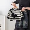 Traje de Primavera y Otoño para Niño 2025 Nuevo Estilo Ropa de Bebé Conjunto de Dos Piezas de Manga Larga a Rayas Ropa Infantil Moderna y Guapa