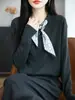 Tricô Embellished com Cachecol de Seda Gola V de Lã Fina, Top com Design de Fita Resistente, Roupa de Trabalho Elegante, Tricô Estilo Preguiçoso