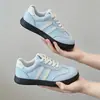 Zapatillas de entrenamiento alemanas estilo coreano para niños, colección primavera/otoño 2026, zapatillas casuales versátiles para niñas, cómodas zapatillas blancas estilo coreano para niños de mediana y mayor edad