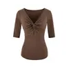 Blusa feminina de verão 2026 com decote em V, design torcido estiloso, manga média, elástica, modelagem slim fit, cintura marcada, ombro normal, blusa básica