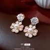 Pendientes Colgantes de Flor de Perla con Aguja de Plata Electrochapada en Oro Real de 18K Pendientes de Botón Estilo Francés Pequeño Estilo Chanel Pendientes de Moda y Elegantes para Mujer