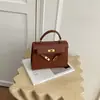 Bolso cuadrado pequeño para mujer, nueva colección 2026, bolso de hombro de alta gama, bolso de mano versátil, bolso ligero de lujo para el día a día, estilo bolso Kelly