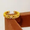 Mismo estilo en la tienda de oro anillo de corona Xiaxia con incrustaciones de diamantes de Cenicienta banda abierta hueca regalo sencillo para novia