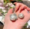 Anillo de Perla Blanca Australiana con Gema de Pétalo Lágrimas de Sirena con Aretes de Zirconia Envueltos en Cuentas de Concha de las Profundidades del Mar de Tahití