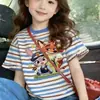 Camiseta de Algodão Puro de Manga Curta para Meninos e Meninas, Tamanhos Médio e Grande, Nova Coleção Verão 2026 Estilo Coreano Patchwork Listrado Gola Redonda Manga Curta