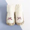 Primavera e outono novo bebê dos desenhos animados bebê criança sapatos meias tubo médio antiderrapante sapatos de sola macia crianças meias de chão 0-1-3 anos de idade