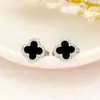 Pendientes Clásicos Franceses de Flor de Cuatro Hojas Negros Estilo Japonés y Coreano Clásico Versátiles Nuevo Diseño de Flor Pendientes para Mujer