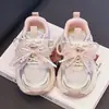 Zapatillas dulces para niñas 2026 nueva moda de primavera y otoño para niños lazo zapatos de papá zapatillas de correr de suela blanda para niñas
